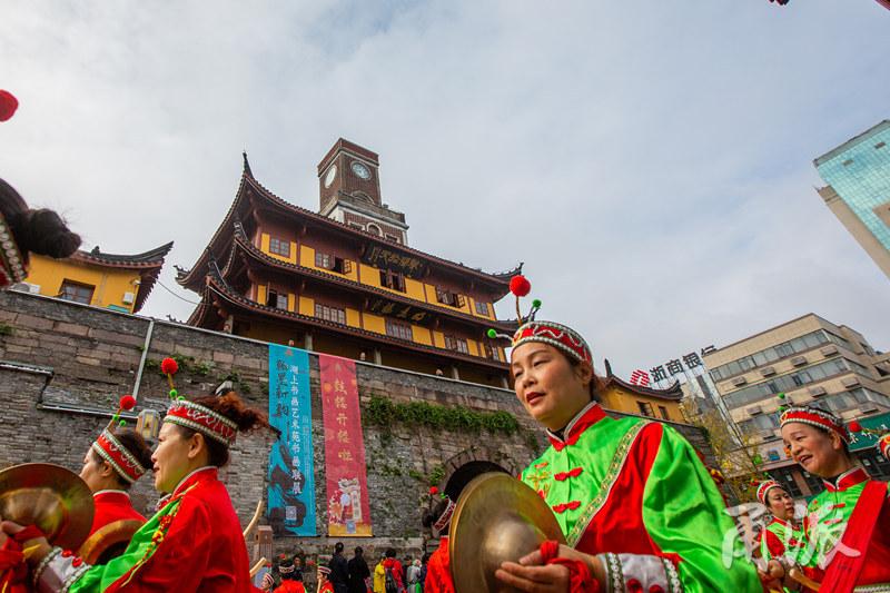 探索中国艺术品市场的数字窗口，中国艺术品网站的发展与影响