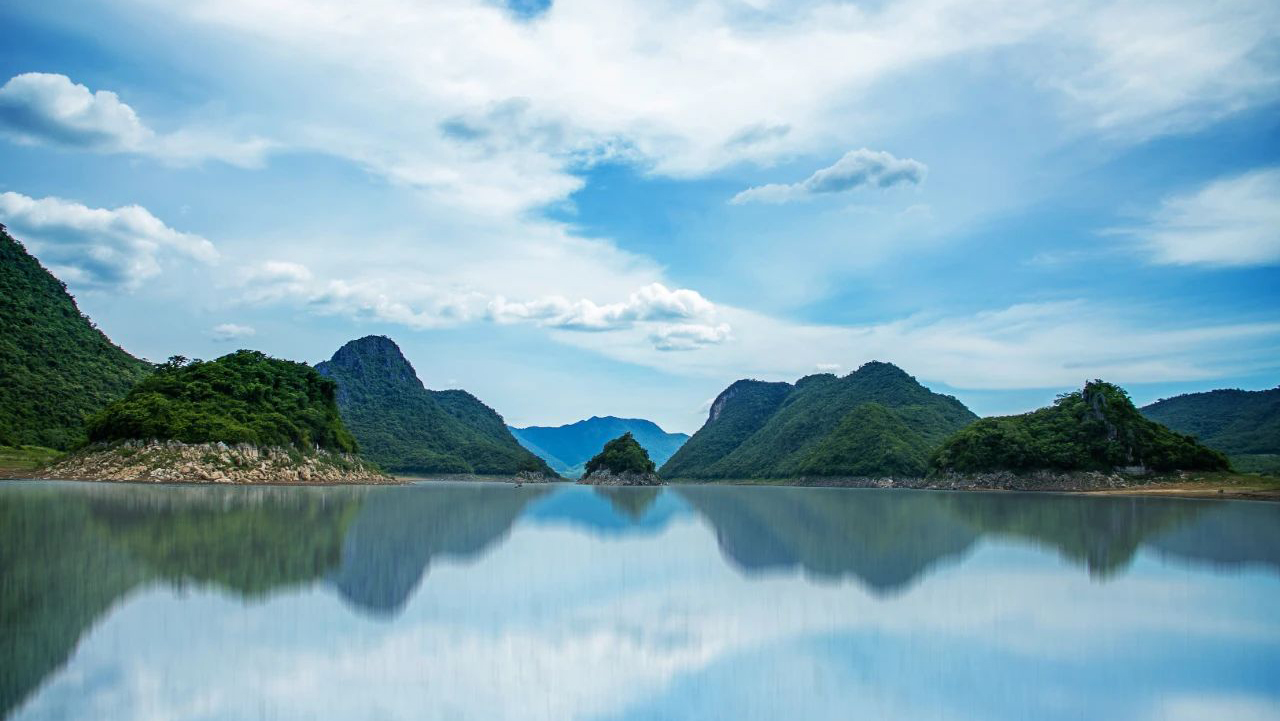 女人与旺财，山水风景图片中的和谐共生