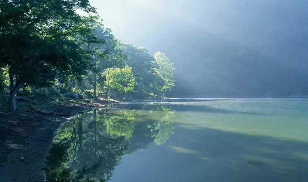 山水之美，静谧之选 —— 探索山水风景图片作为壁纸的魅力