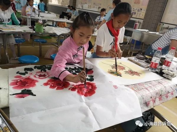 小学生与书画作品